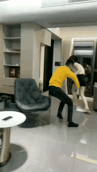 玩笑没分寸，差点坐断老公腰！老公累了趴在沙发上玩手机，本来静静歇会儿，老婆突然走