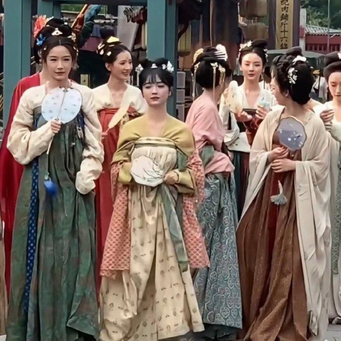 演员和群演的差距好大，人群中精准就能锁定谁才是主演。