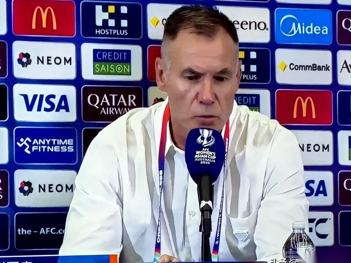 看完比赛，一晚上没睡好。就三个字：不甘心。真的，不是说人家澳大利亚队踢得有多