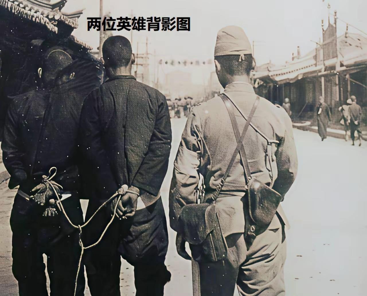 两名八路军侦查员进入被日军占领的城里侦查，不幸被日本俘虏。日军把他们捆绑后压去枪