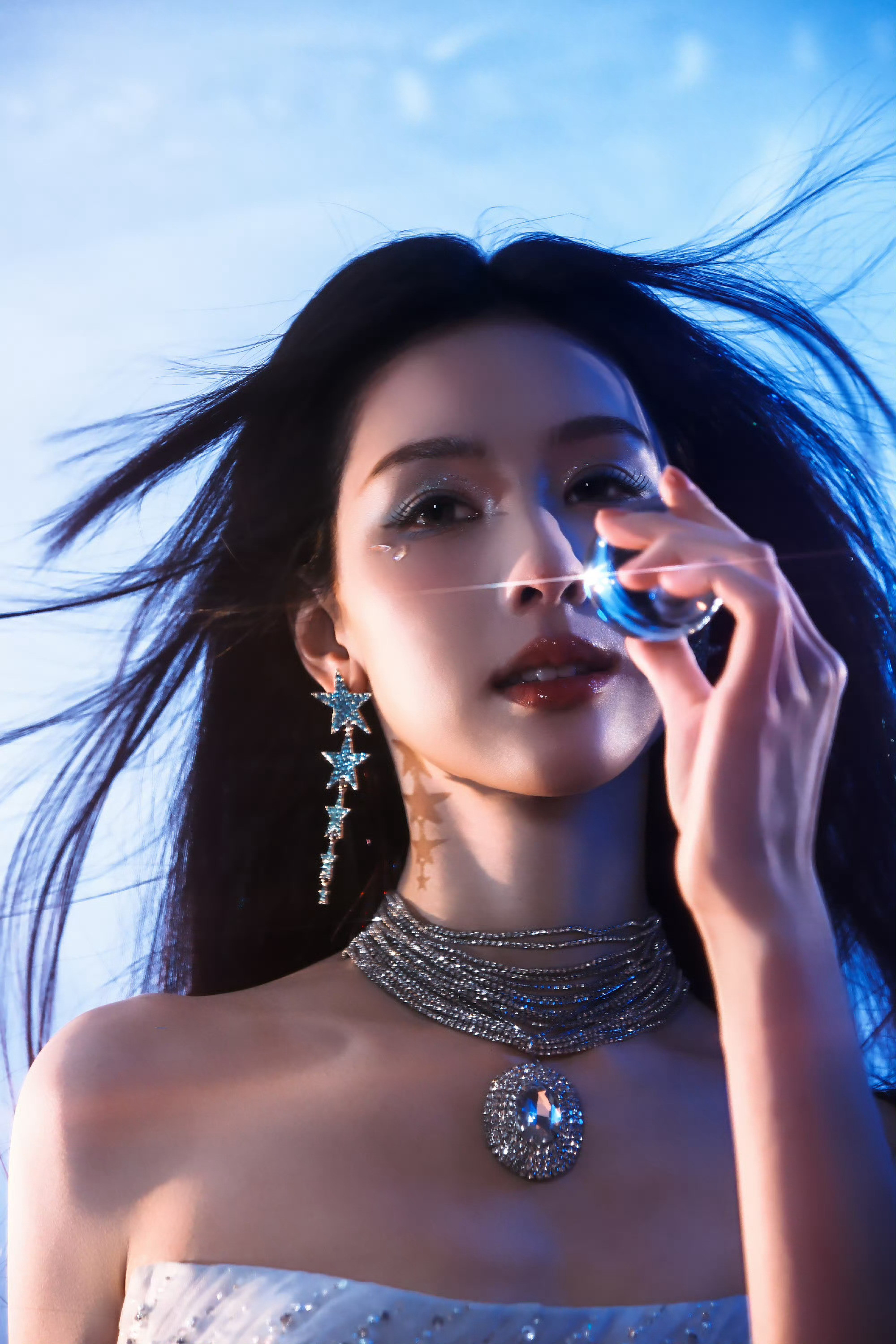 陈都灵｜今日活动造型出图，亮片浅蓝色礼裙搭配蓝色挑染长发，配以夸张项链，又灵又美