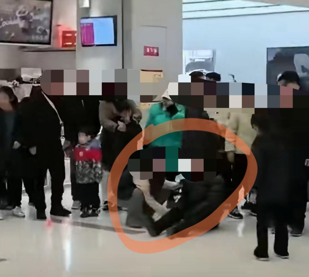 家人们！全球首次机器人碰瓷来了，2月3日，成都凯德广场魅力城店，一家商户在做