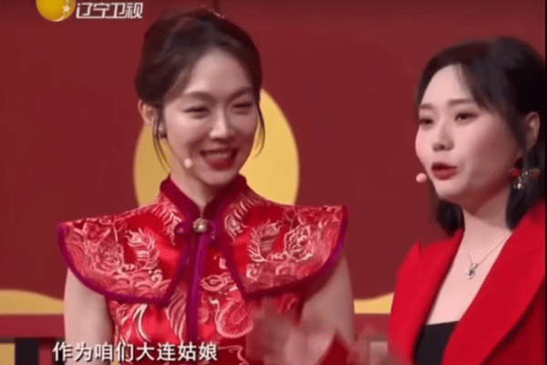 辽宁春晚含梗量超标辽宁春晚yyds！沈阳的年味藏在梗里，人均段子手输出不停，春