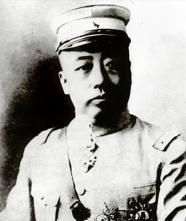 张学良染上鸦片后，荒于政事，杨宇霆大为不满，直接一脚踹开张学良的卧室房门，破口大