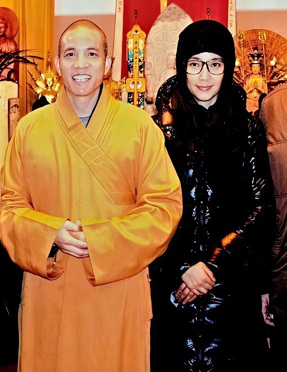少林寺新主持释印乐与来访女粉丝们的留影。