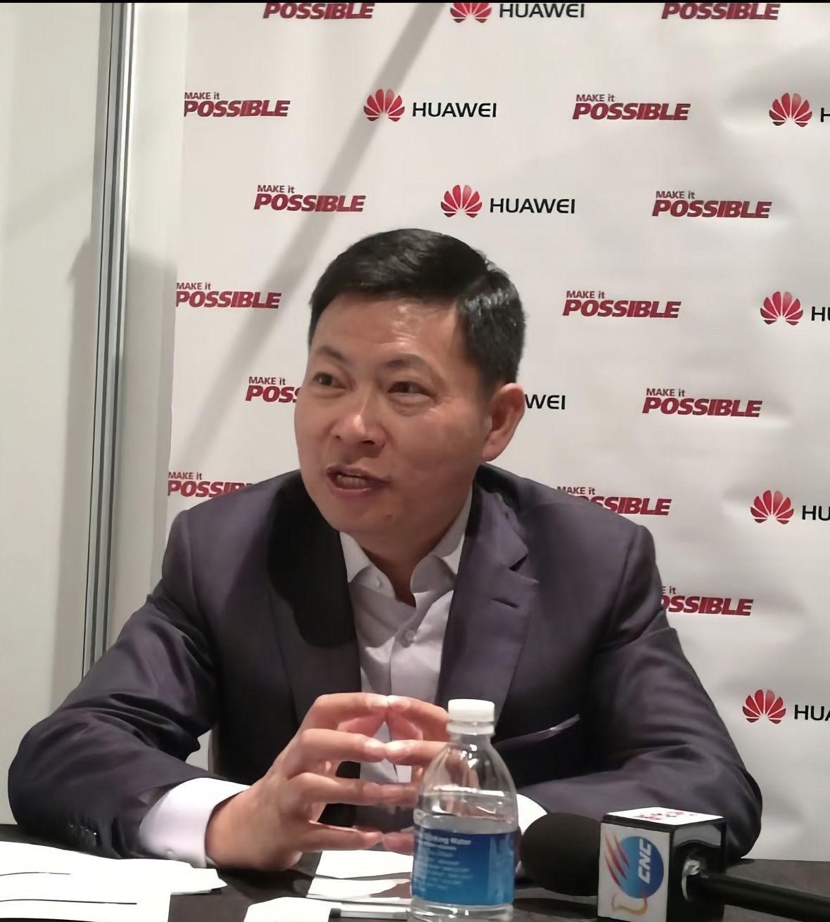 发布会上的余承东，典型的“理工男”风格，就是直白粗暴讲智驾技术，谈车身安全，这都
