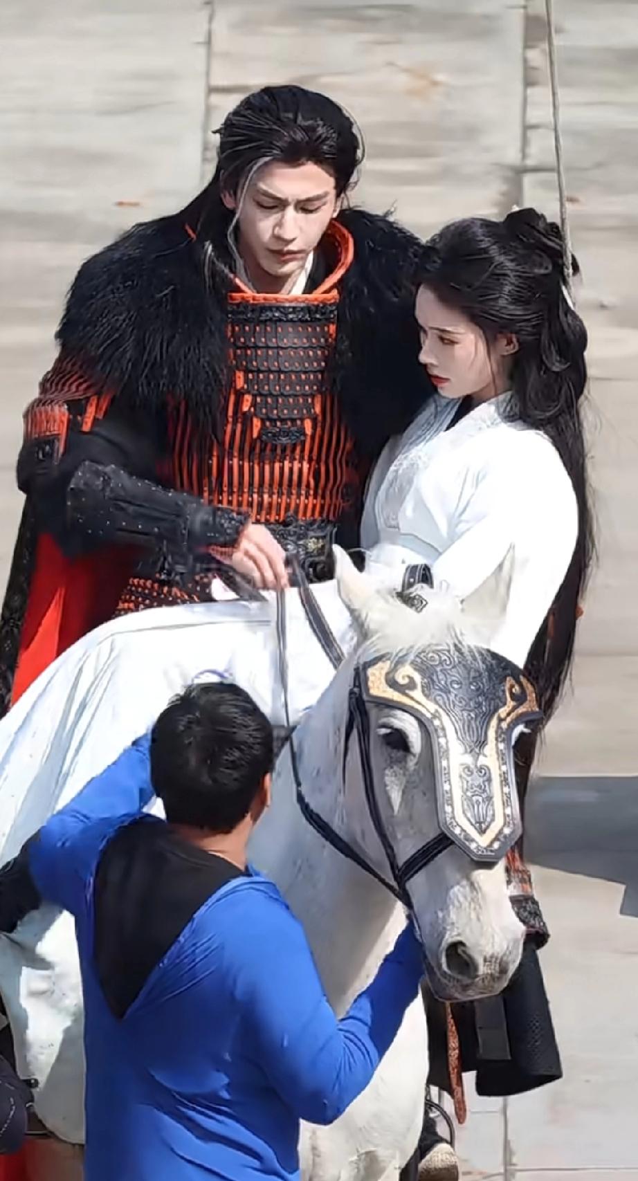 张凌赫、林允新剧路透，两人共骑一匹白马这身盔甲好像没有【逐玉】的好看，不过还