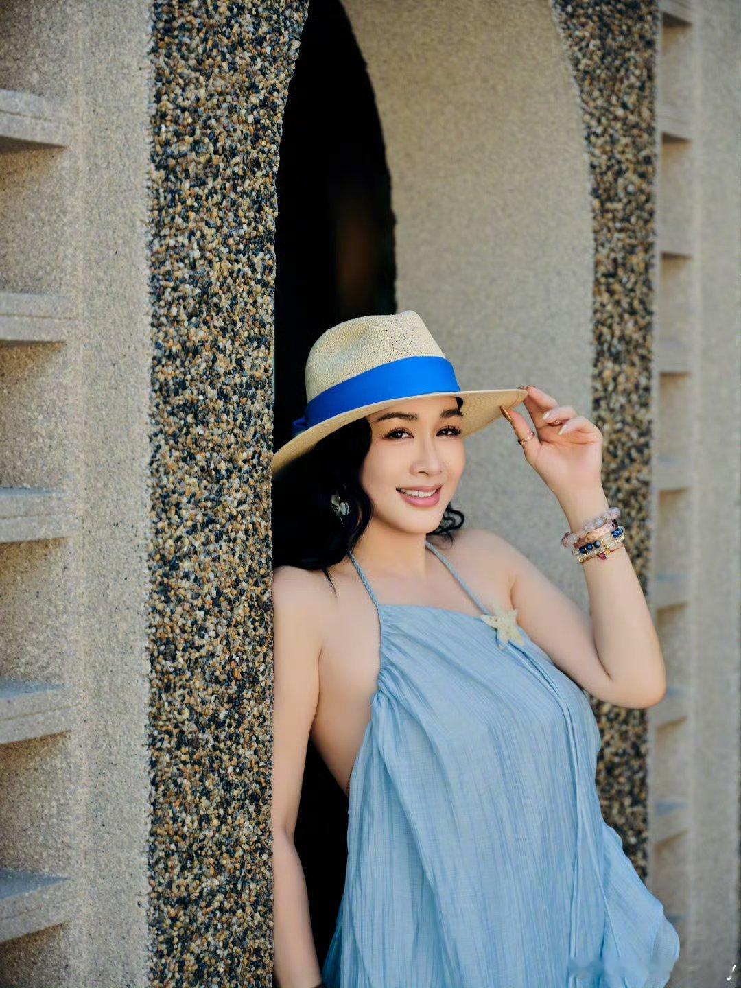 偶遇钟丽缇练舞刷到网友在上海前滩华尔道夫酒店偶遇钟丽缇的分享，真的太羡慕了！5