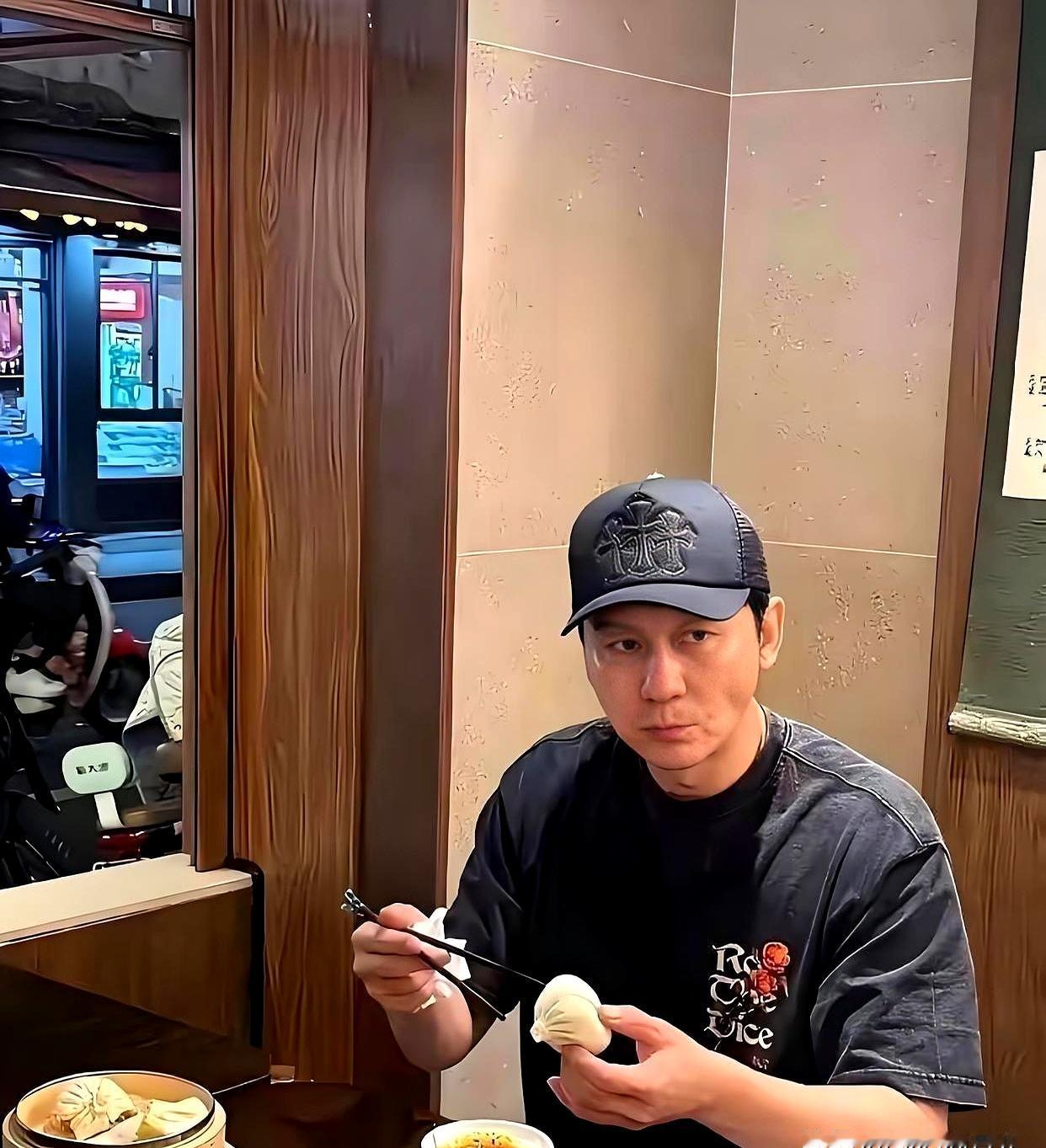 嘴上说李晨不行的人，多半没算过这笔账。十年在《奔跑吧》撕名牌，巅峰一季邓超30
