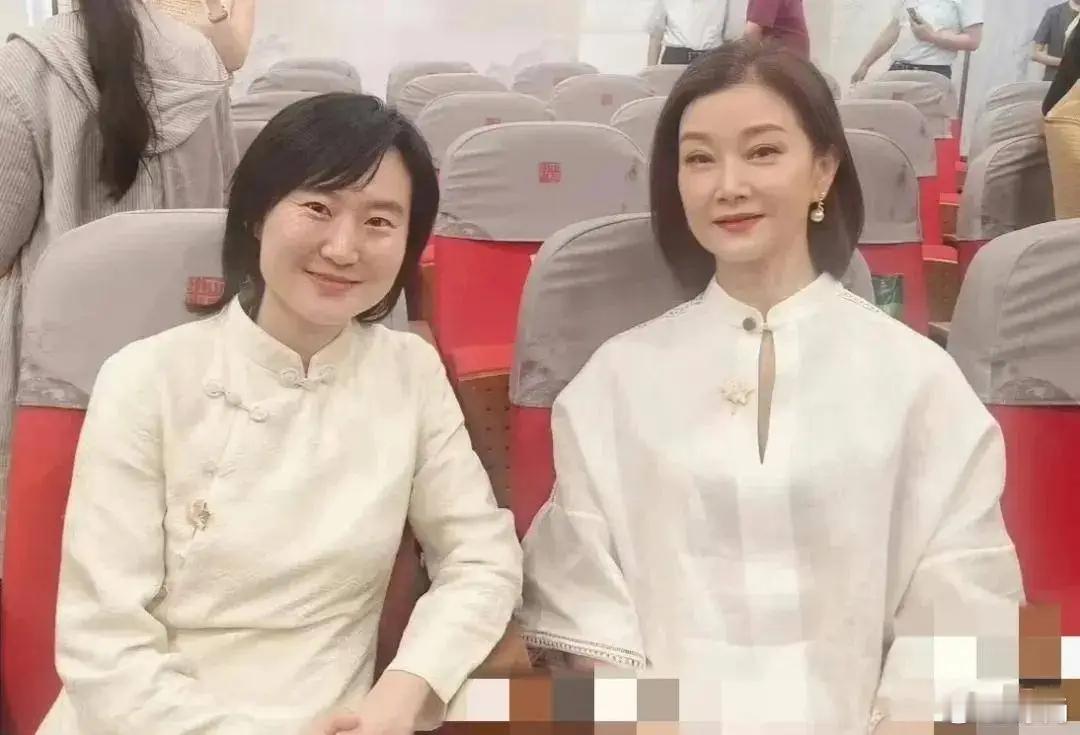 57岁宋祖英鲜少露面，穿亚麻白衣清新脱俗，都老奶奶了还这么漂亮​​​