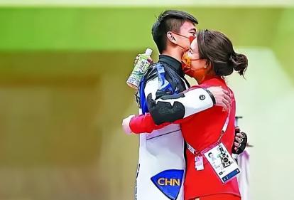 2008年，北京奥运会后，26岁的杜丽对22岁的师弟庞伟说：“你向我求婚吧？我老