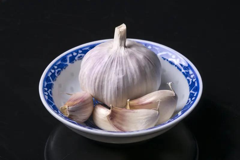 美国为何害怕中国大蒜美国政客又整活了，居然提议在国防授权法案里加“禁止进口中国