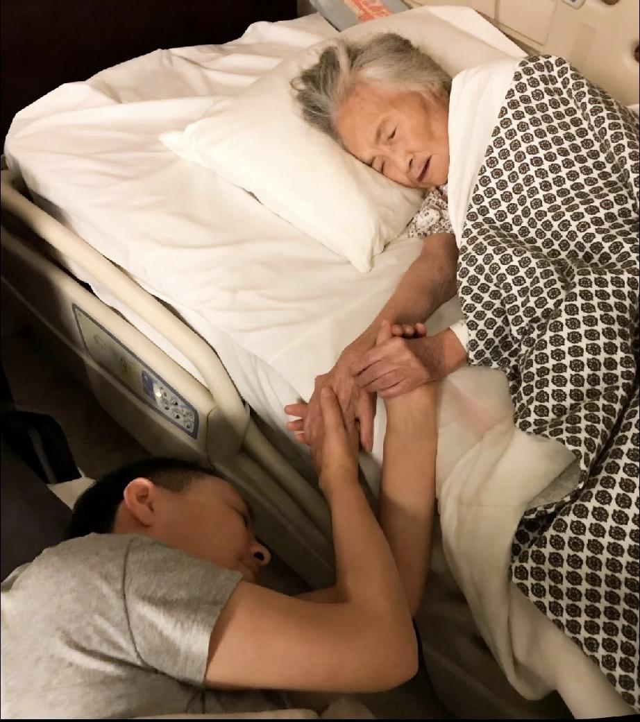 宋丹丹的妈妈临终前，和小女儿宋丹丹一直手拉着手，巴图悄悄拍下了这一幕。宋丹丹的