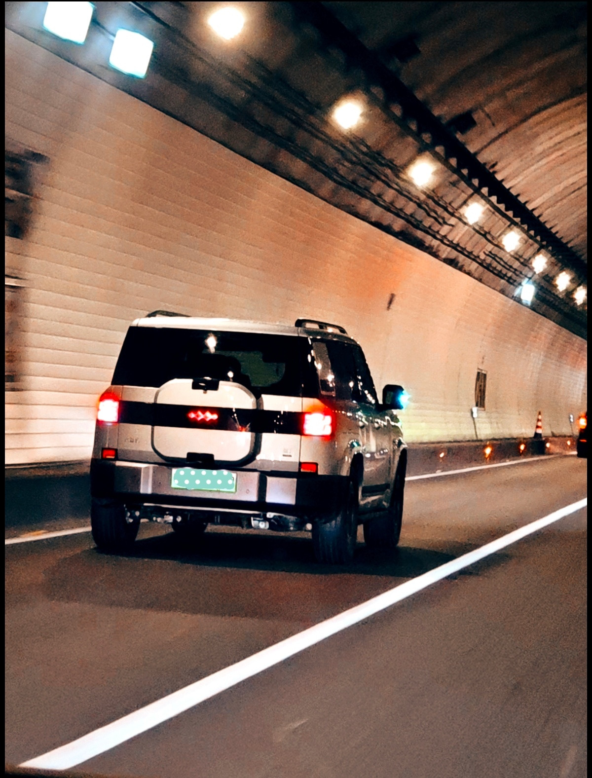 钛7在隧道里跑，加个蓝灯，还真有种赛博朋克的感觉…方程豹钛7