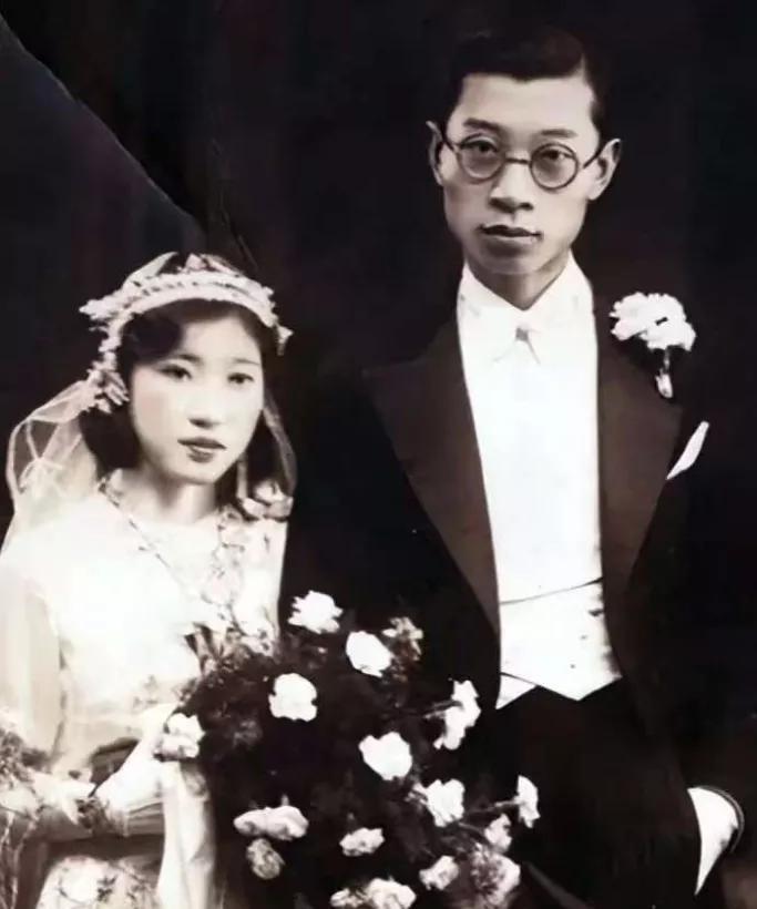 1927年，19岁的作家傅雷爱上法国金发女郎玛德琳，要和14岁的表妹朱梅馥退婚。