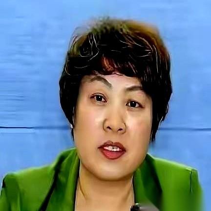 曲靖的吕品红，四十三年工龄，从一个办事员干到了二级巡视员。退休那天，办公桌清空