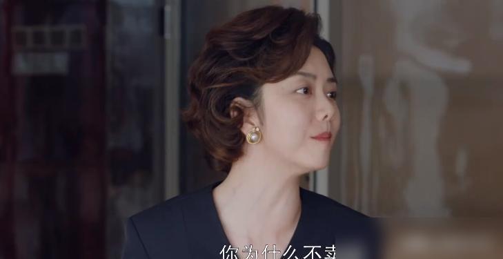 这剧结局，真往人心窝子捅刀。养父砸锅卖铁，最后连一张全家福都混不上。老头子