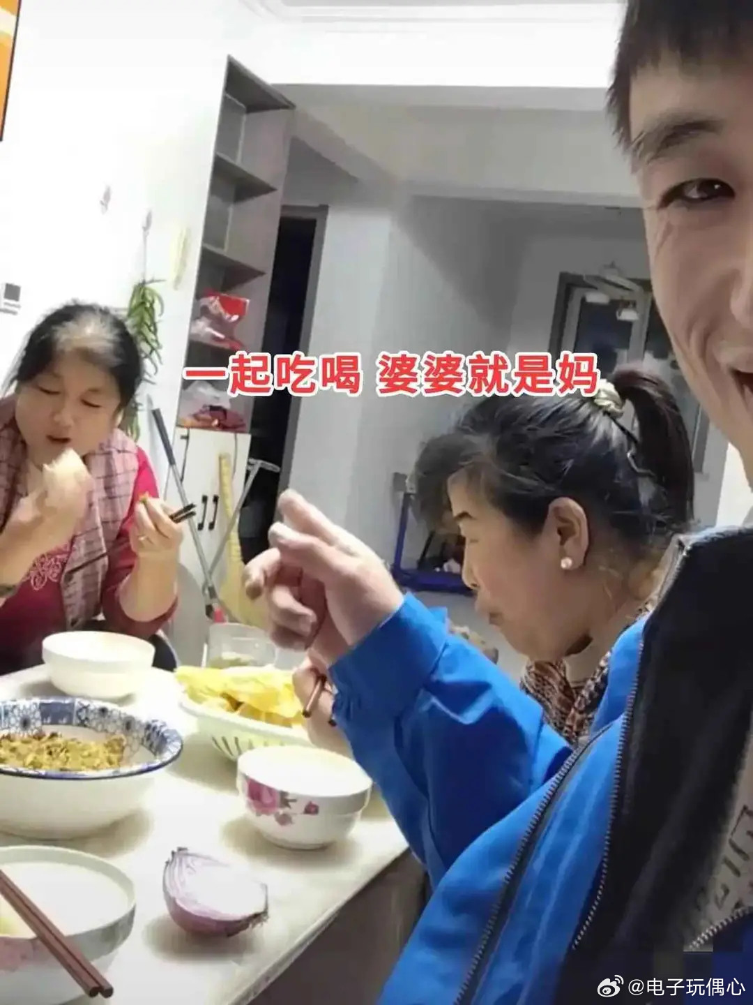 40岁女子嫁闺蜜29岁儿子，闺蜜一脸命苦，网友：这小伙是真不挑！