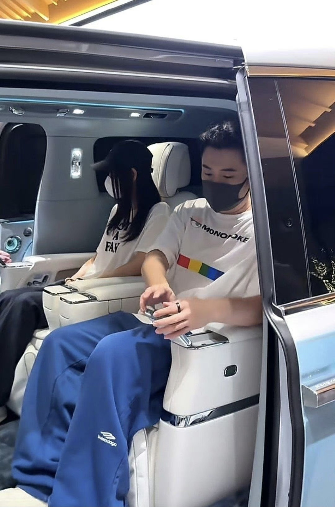 40岁陈赫带42岁张子萱看尊界S800，张子萱口罩遮脸双手插兜不吭声，网友想起她父母租房那事：这回要