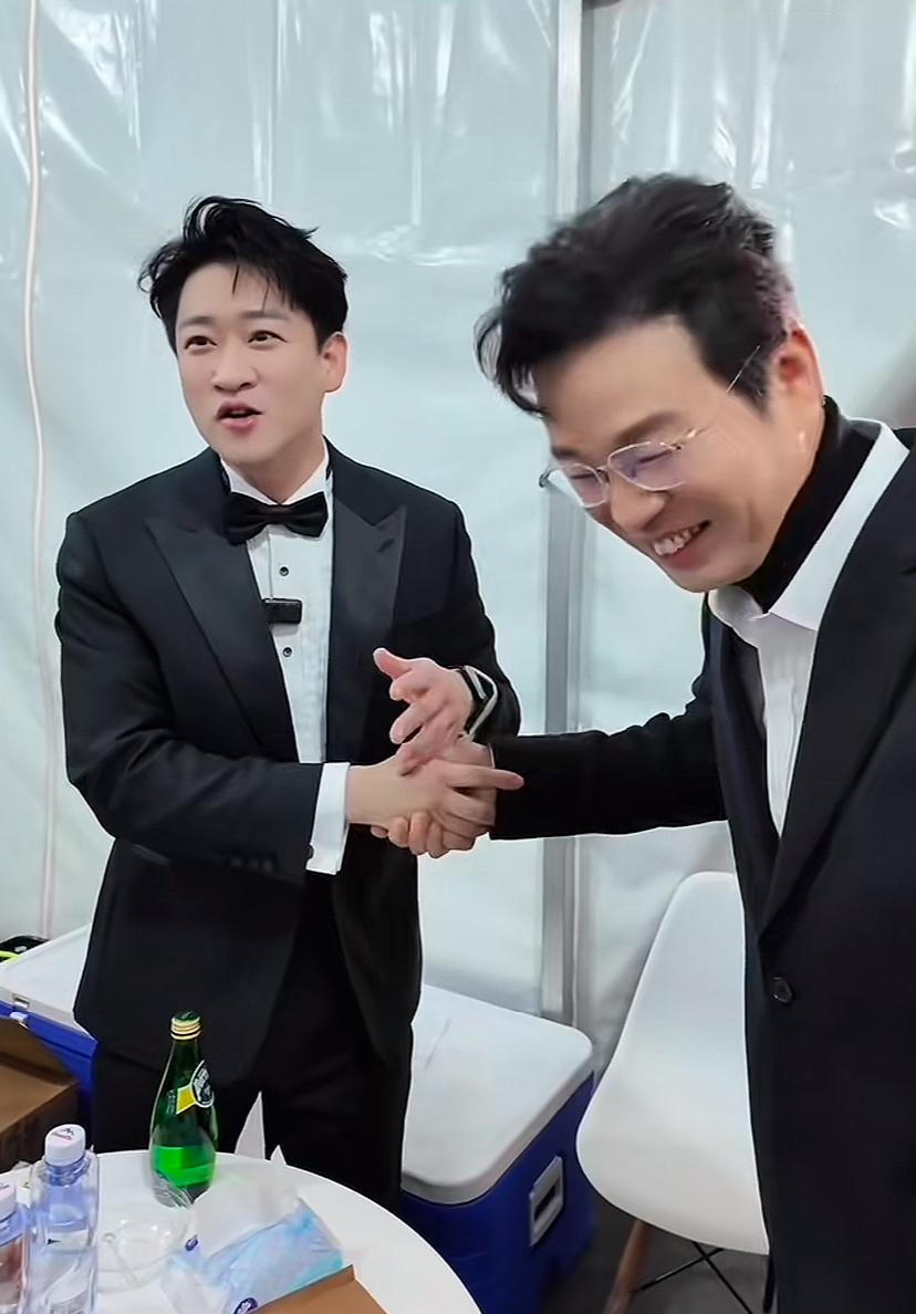 【著名相声演员曹云金罕见和王迅同框，仍然活在郭德纲的影子之下！】近日，有网友发