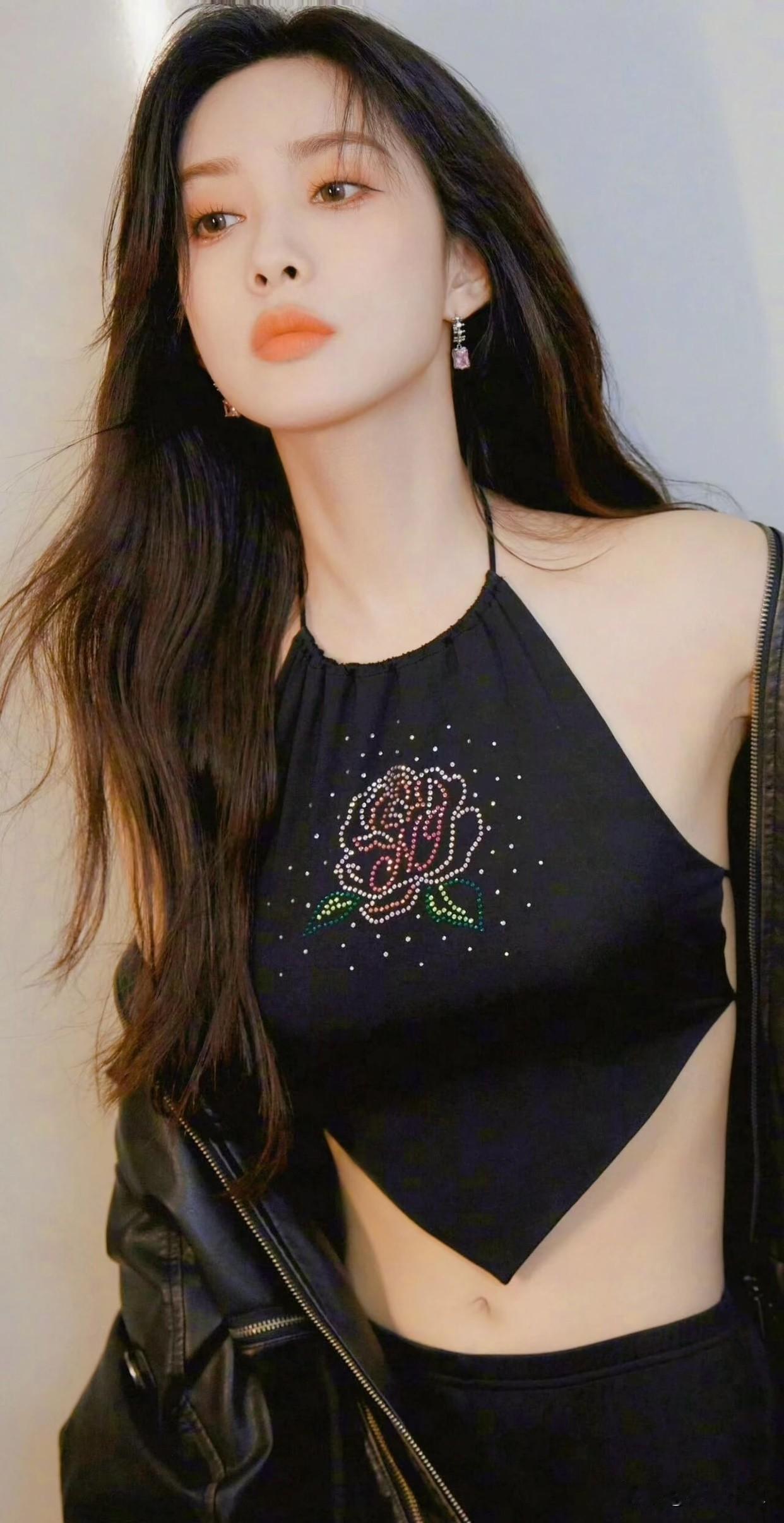 孟子义冷艳辣妹氛围感！一身全黑穿搭又美又飒，挂脖三角吊带点缀烫钻玫瑰图案，后
