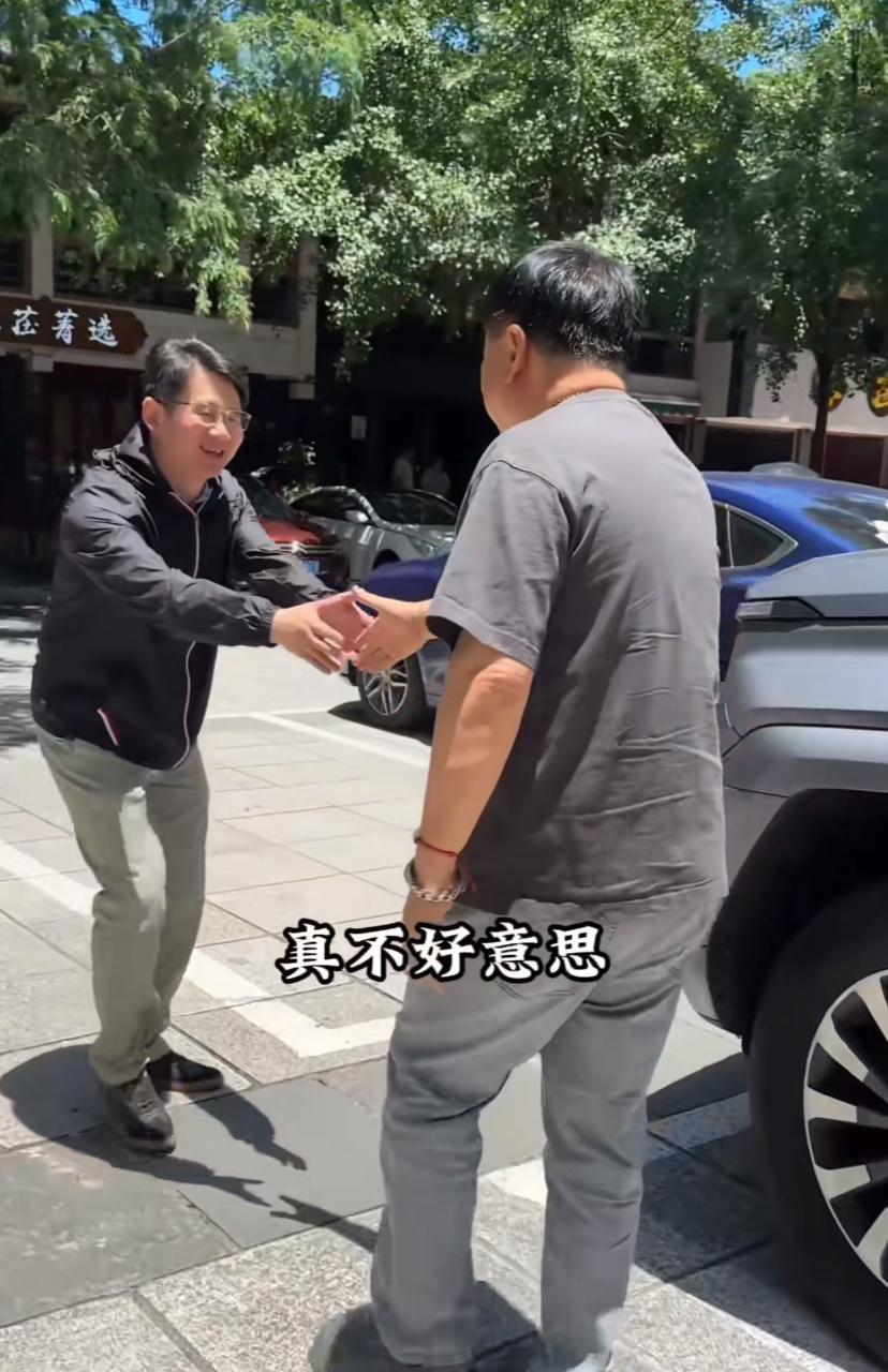 道歉了，道歉了，道歉了！100元一杯龙井茶本主给洪剑涛道歉了。洪剑涛开车重返