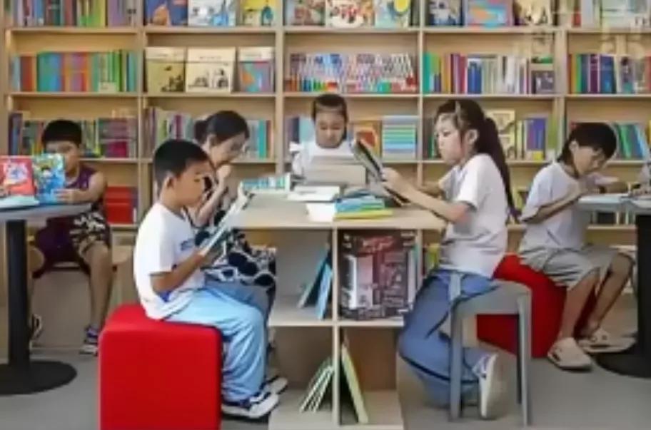 现在不少年轻爸妈真的挺难的，工作家庭两头跑，实在顾不过来的时候，开始把带娃这件事