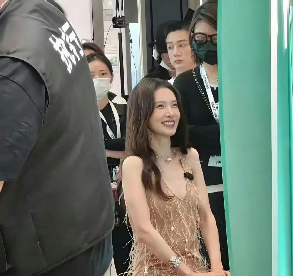 原来金晨现实里这么萌的啊，和镜头里判若两人，真人颜值更好看