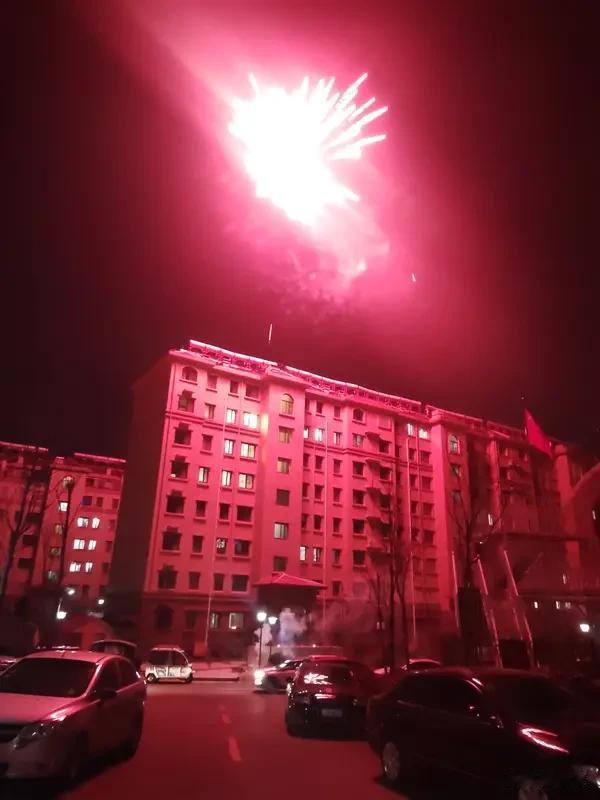 昨夜郑州东站，一个满身灰浆的农民工大哥对着手机突然泪崩！视频那头，两年没见的老母