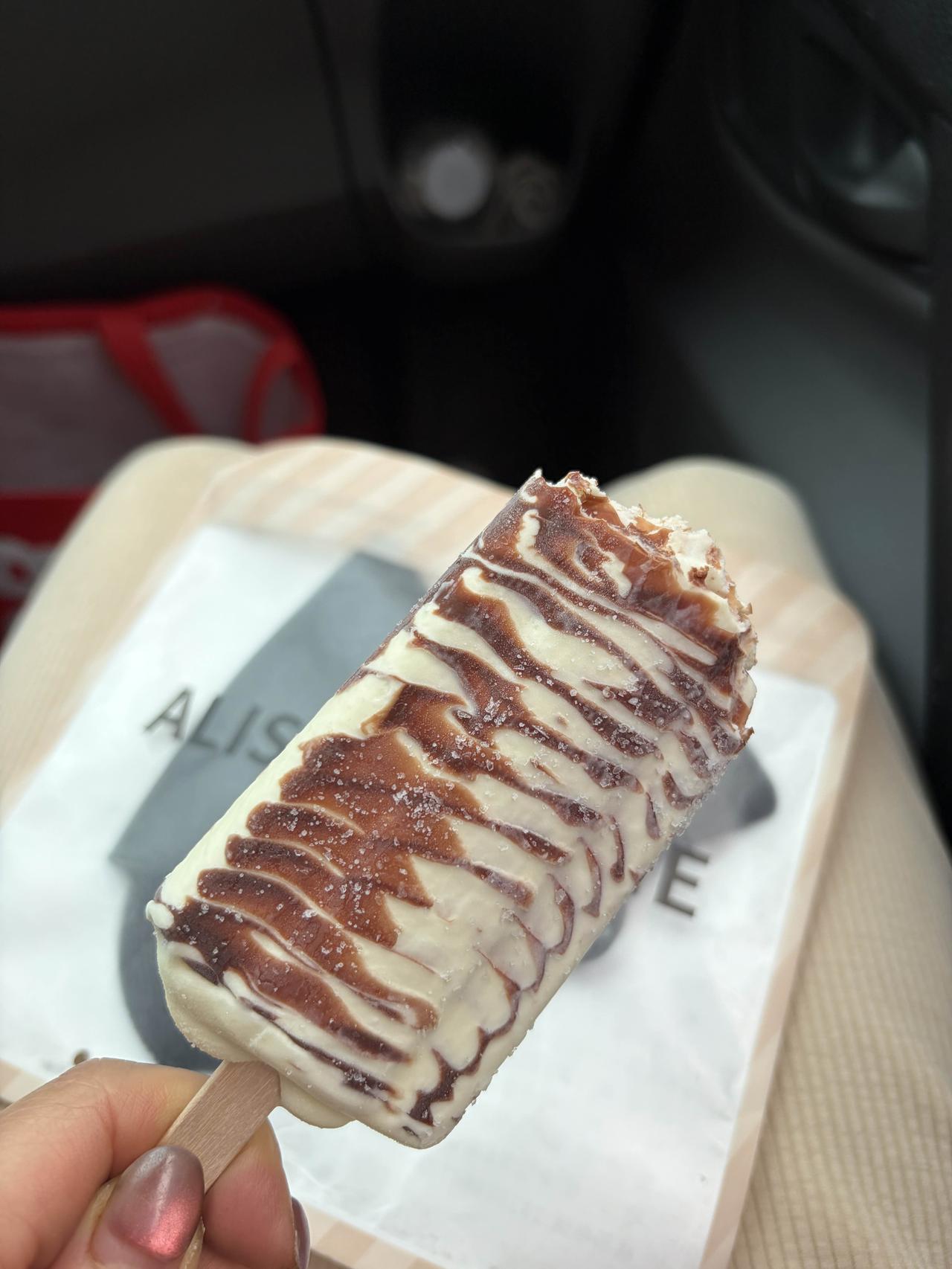 我大多数吃自己种的菜、养的鸡，偶尔吃点垃圾食品取悦自己，毕竟人活着，不必活得像