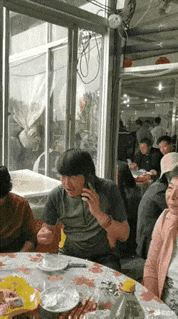 到农村去吃席啊，千万不能离开席面，这不，这个城里人到乡下吃席，出去接了个电话，不