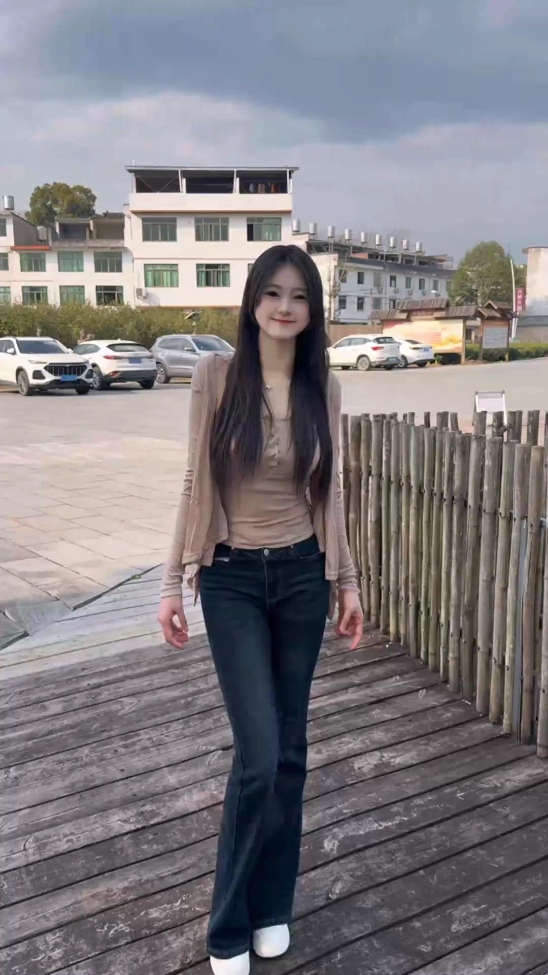 悠闲午后，漫步在竹林小道，享受宁静时光。