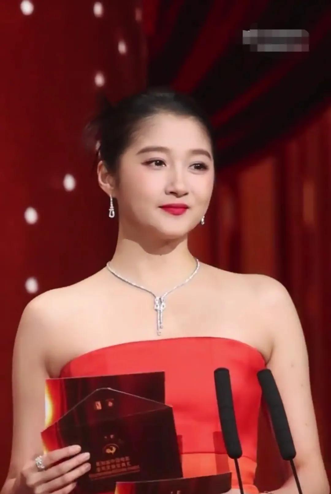 知道关晓彤挺壮实，没想到这么壮，但更加的有女人味了。关晓彤娱乐圈公认的大长腿