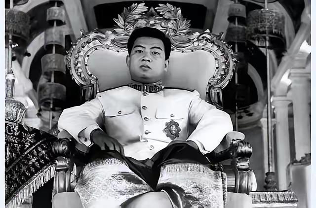 1941年的金边王宫，19岁的西哈努克刚登基不久。庆典上，他目光落在姨妈蓬珊莫尼