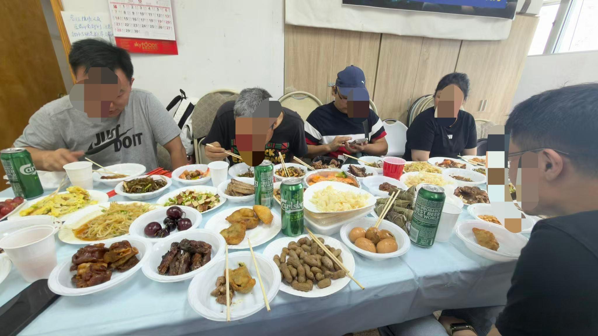 端午节润人反贼在洛杉矶总部的大聚餐如图片所见，这次聚餐依然依照以往的模式，每个人