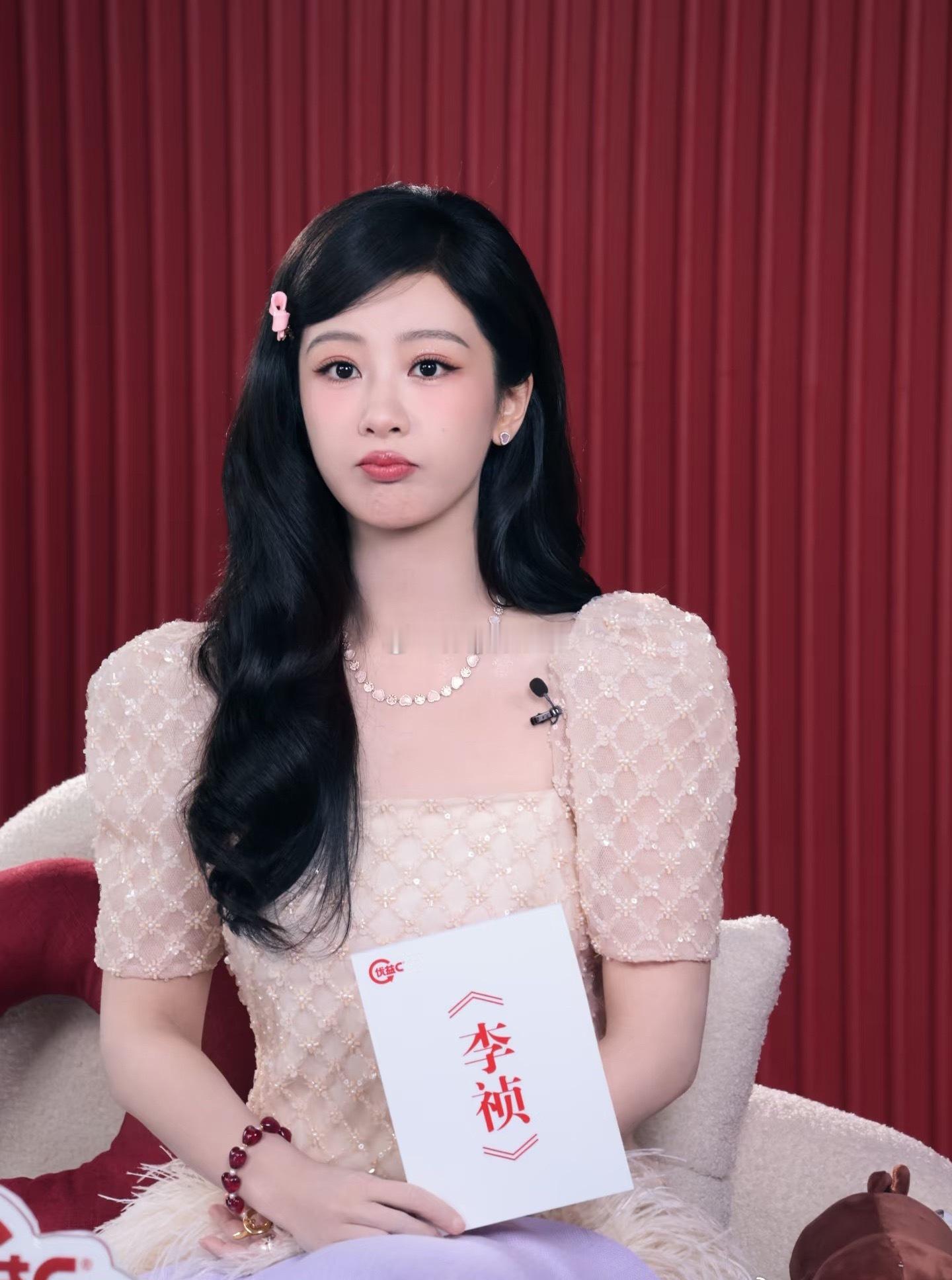 杨紫杨紫最新营业物料氛围感拉满💫精致造型搭配绝佳身形，纤细笔直的大长腿格外吸