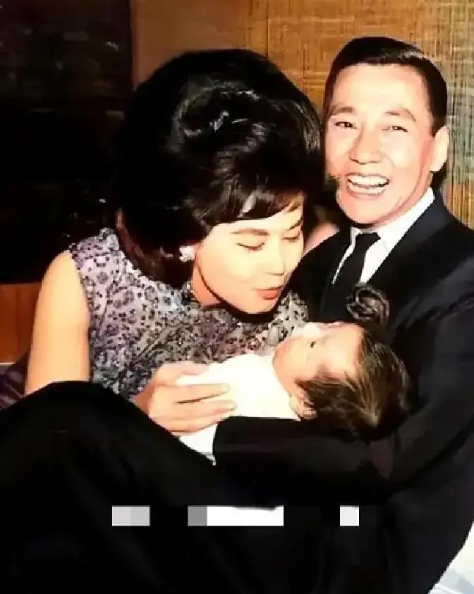 亚洲影后林黛，正准备低头亲吻摇篮里的儿子。旁边，她的丈夫龙绳勋，军阀的儿子，对着