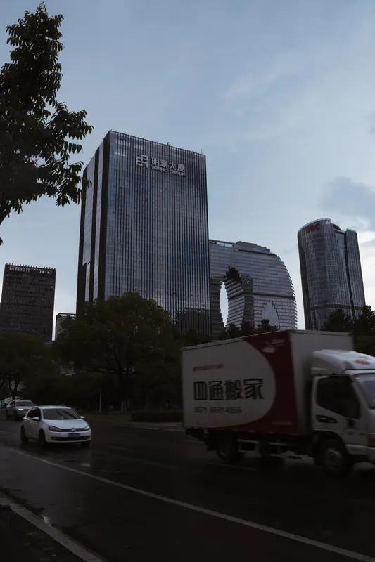 你如何看待杭州？一半诗意一半烟火，藏着最真实的人间刷到这条视频的朋友，先问