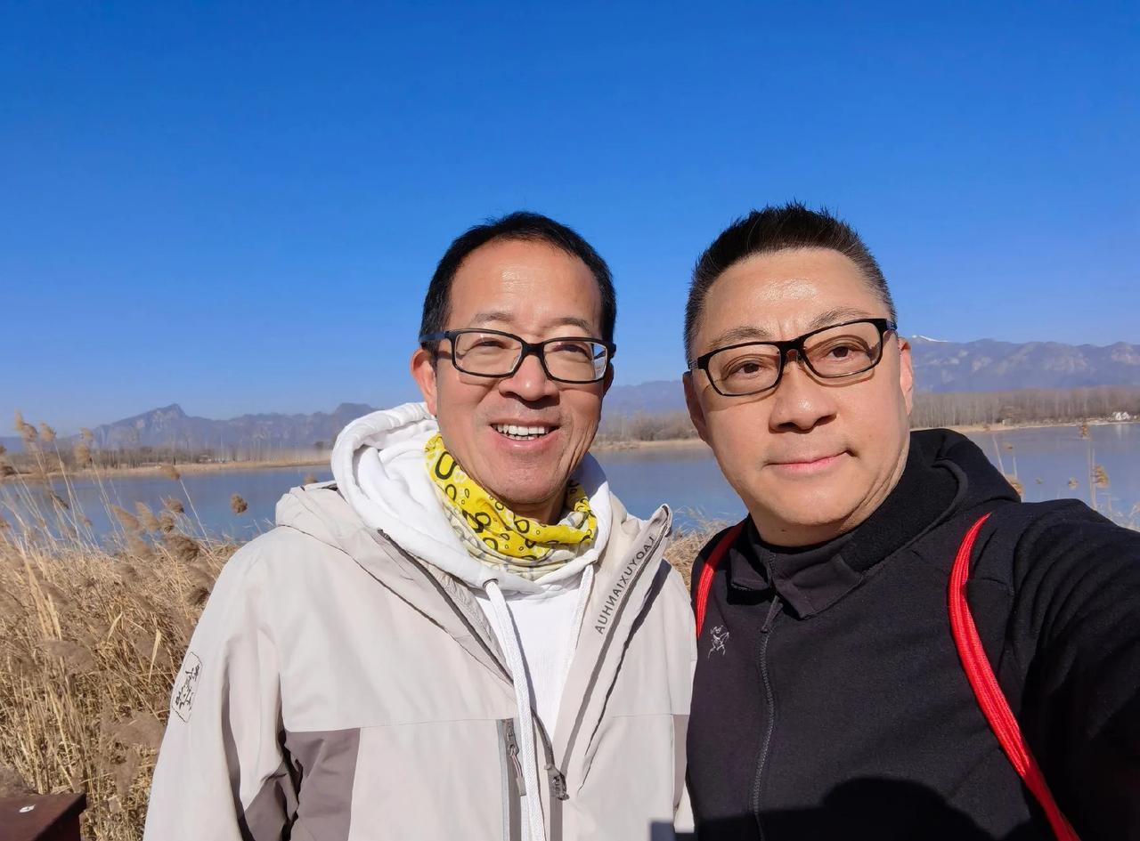 我觉得俞敏洪好像不是很在乎钱，但特别在乎名。以前新东方的徐小平，王强，徐向东