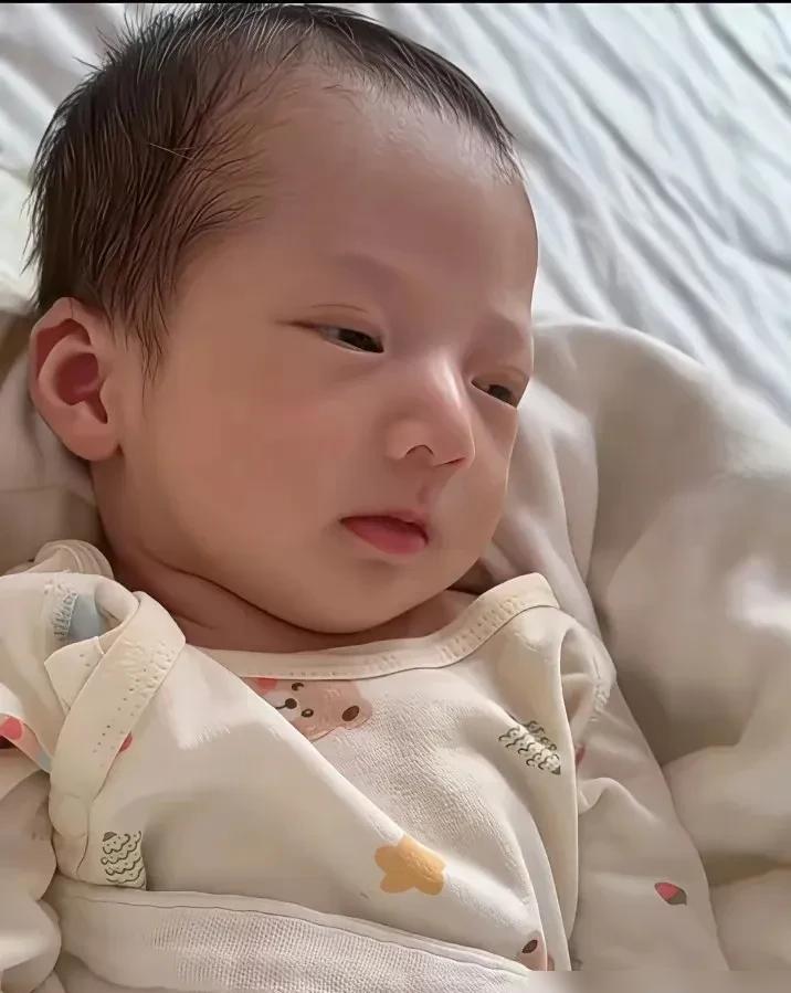 看到马筱梅临产前还在直播间里卖货，我笑了。这哪是拼事业，这是在用命抢地盘。张