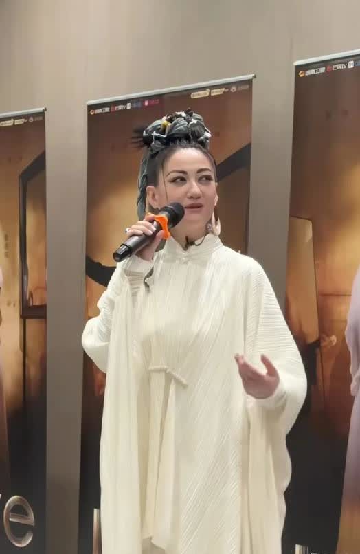 者来女的网络口碑彻底塌房了。因为在《歌手》节目里三次机会都没展现出亮眼唱功，加上