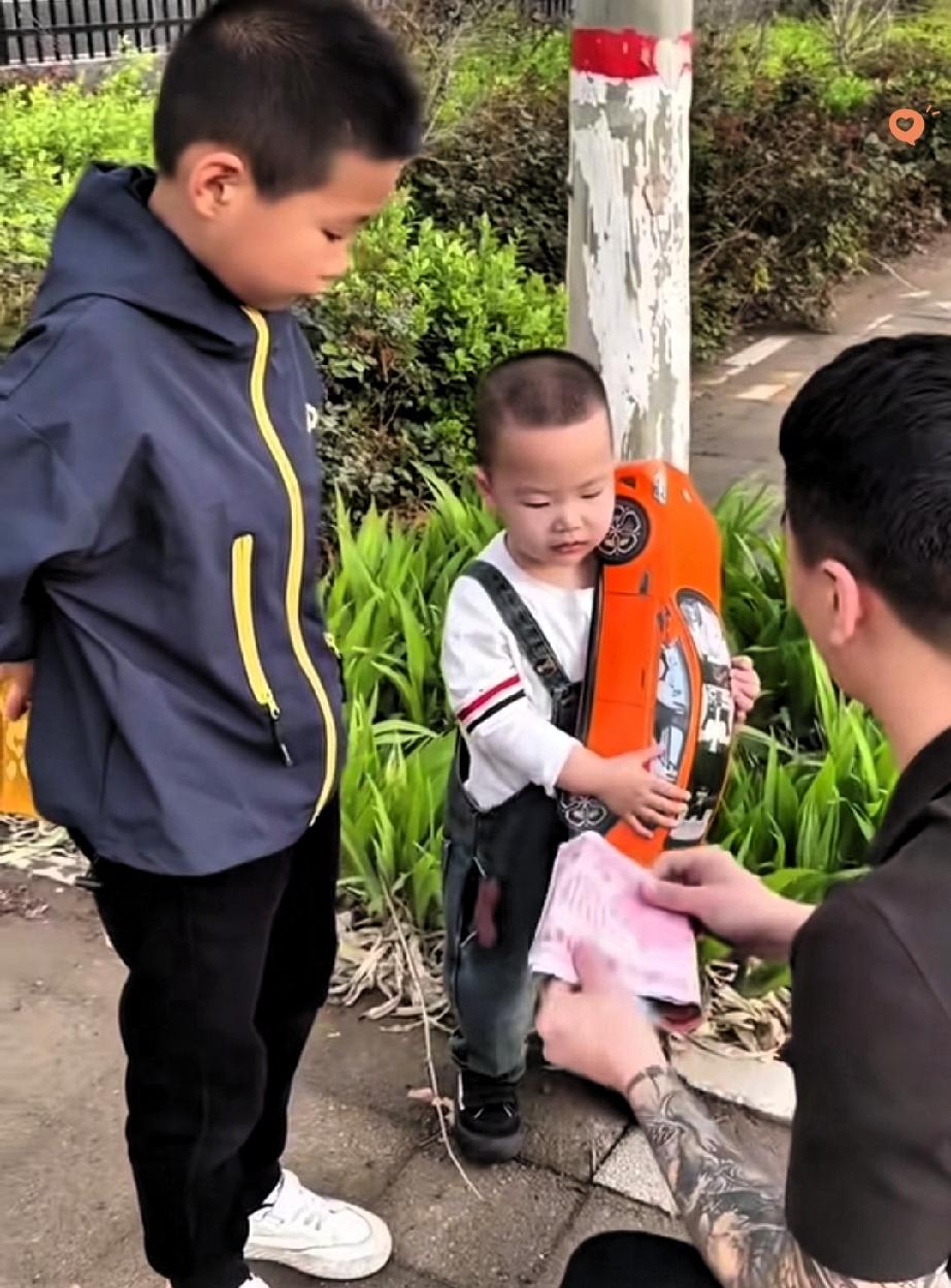 河北一位爸爸带俩娃祭祖，回家竟从孩子裤兜里搜出一堆“宝贝”，直接给整个人看傻了
