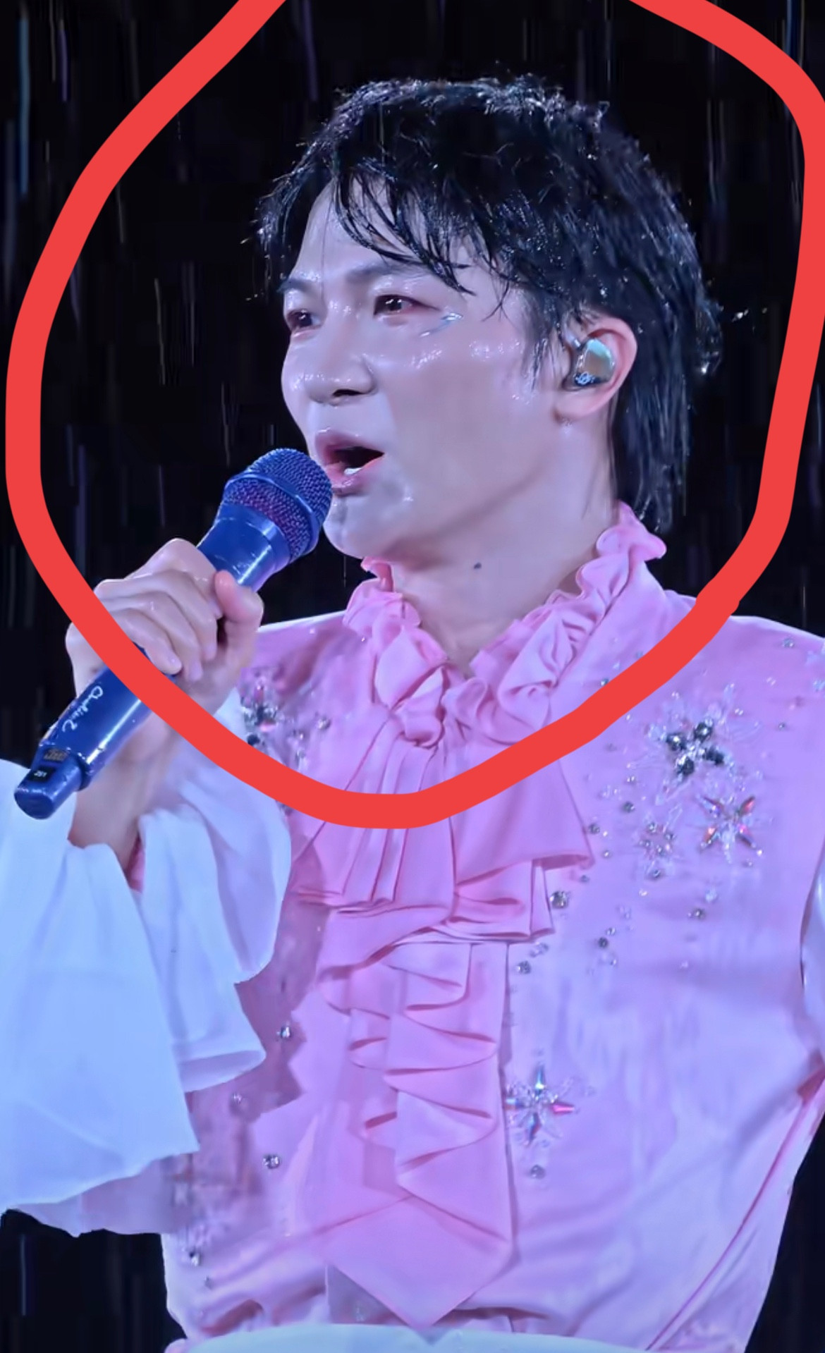 周深，会不会是第二个雨神？最近怎么老是看到他演唱会被淋成落汤鸡了呀？而且是超大雨，给人家妆都淋花了，