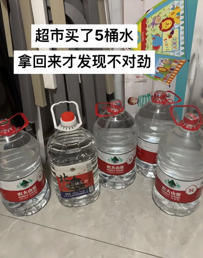 超市买了5桶水，回家才发现不对劲！
