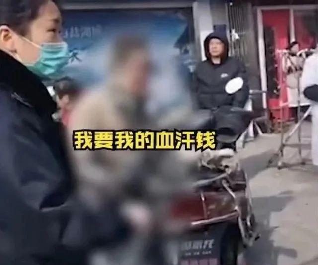 活生生把人逼死！2021年，江苏，一名外卖小哥在街头拿出一瓶汽油，直接倒在自己的