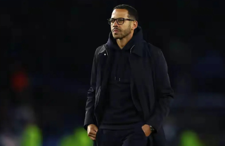 真是个笑话，切尔西又换教练了，就是换一头野猪当教练，切尔西队成绩也不会如此之差！