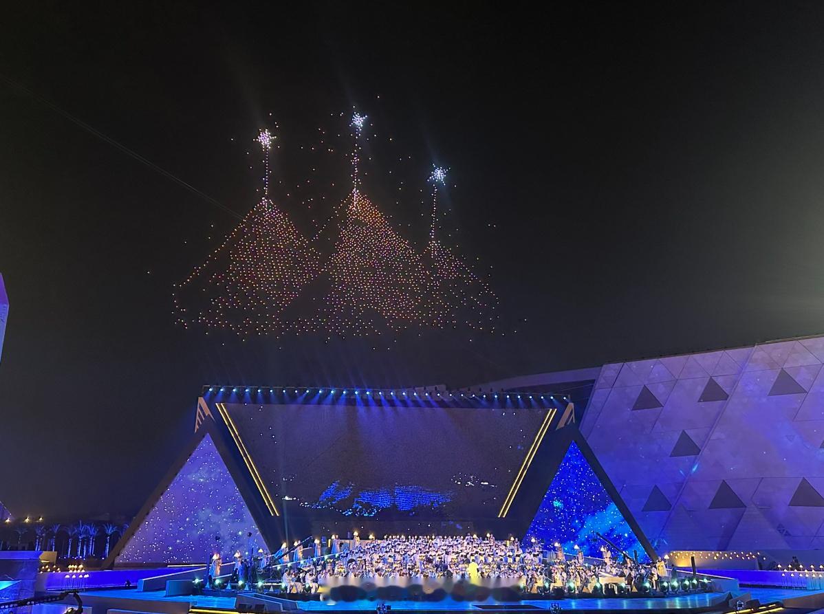 11.1多国王室成员出席大埃及博物馆落成典礼。这座博物馆坐拥吉萨金字塔全景，专