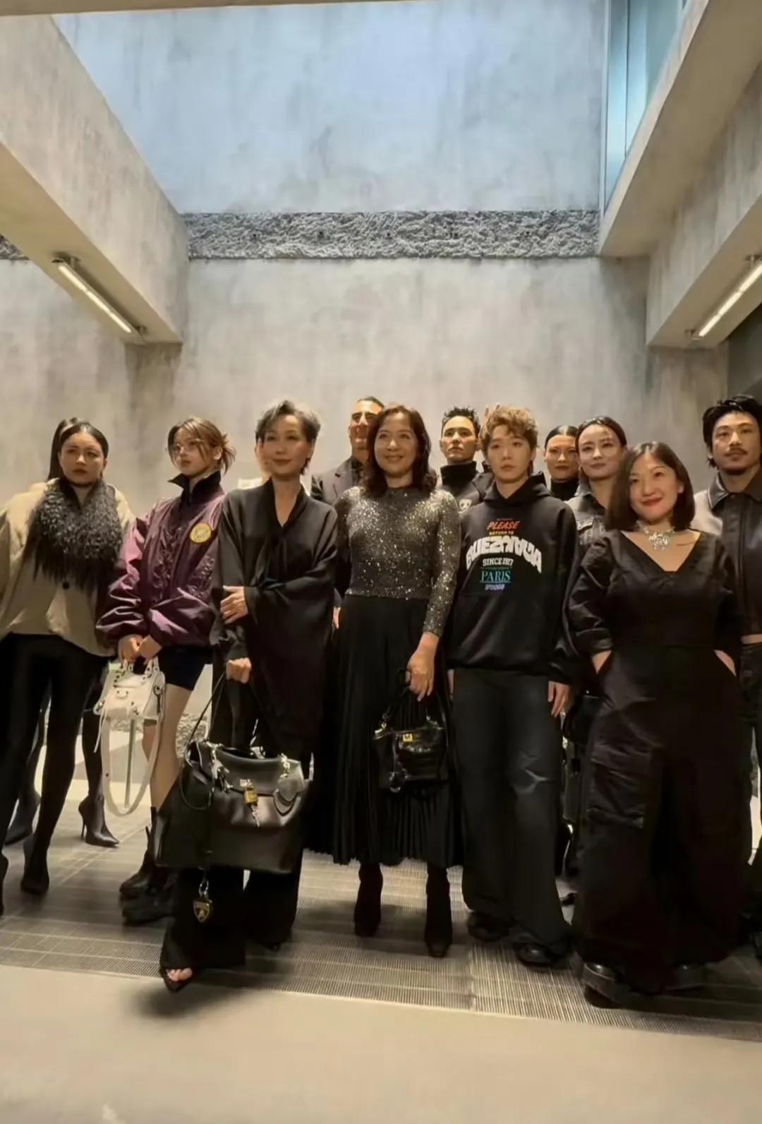 看惯了王曼昱打球场上的样子冷不丁突然看到她参加巴黎世家活动的样子，我脑子里瞬间