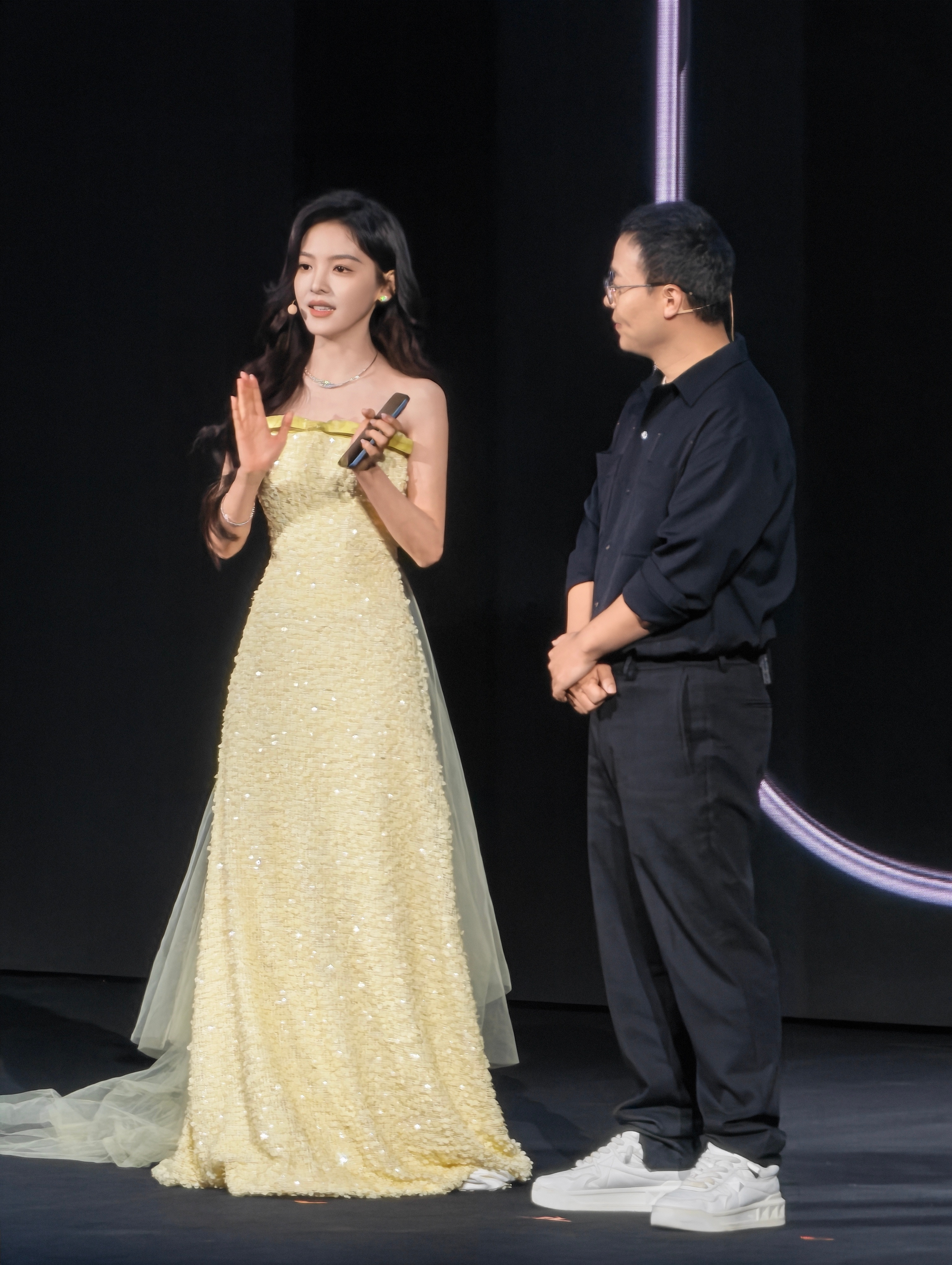 在真我GT8发布会现场，见到代言人章若楠了，本人太美了，绝对是中了基因彩票！[捂