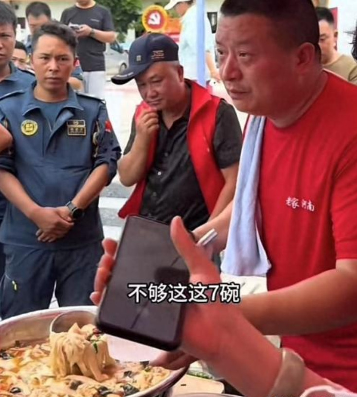 网红援助灾区，恶心一幕出现，河南大哥免费烩面被质疑“给太少”